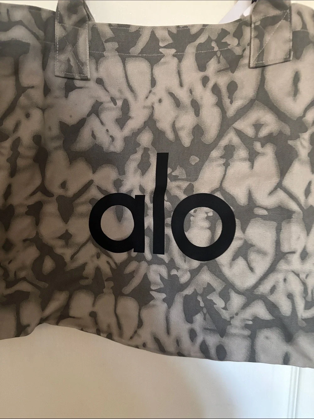 ALO Yoga Large Gray Tie-Dye Tote Bag - Picture 6 of 7